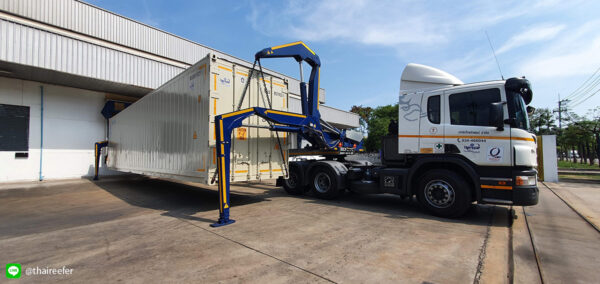 reefer container transport with sidelifter